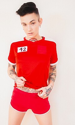 pornostar Nikki Hearts seite auf deutsch