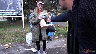 Arme Frau wird zur hungrigen Sexmaschine im Fahrzeug