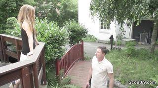 Geiler Fick auf der Terrasse endet mit einem heißen Abschluss