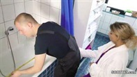 Blonde Hausfrau wird im Badezimmer vom Klempner ordentlich durchgerammelt.